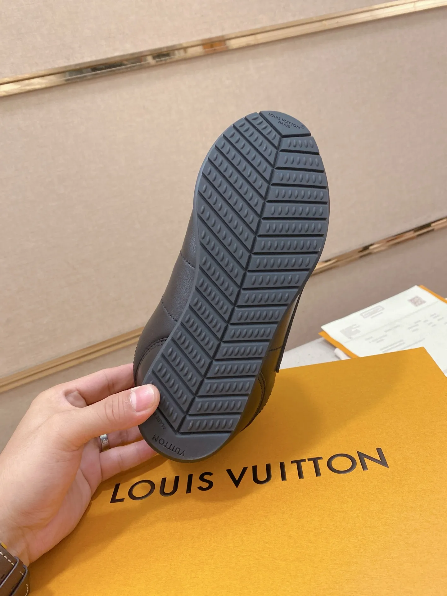 Men's shoes💰: Couple style 700💰LOUIS VUITTON Footint Soccer sneakers‼ ️ The top version, the same sneakers for LV couples. You will look fashionable when you wear them. This Footint Soccer sneaker was unveiled in the 2025 spring and summer series fashion show. The tongue is embellished with the Lvers United badge inspired by the football team. The rubber sole of the foot is decorated with multiple Louis Vuitton logos. The original latest packaging. Fabric: original imported cowhide. Lining: original imported breathable mesh. Foot pad: original injection molding pad. Outsole: original molded T combination outsole. Size: 35-45.
